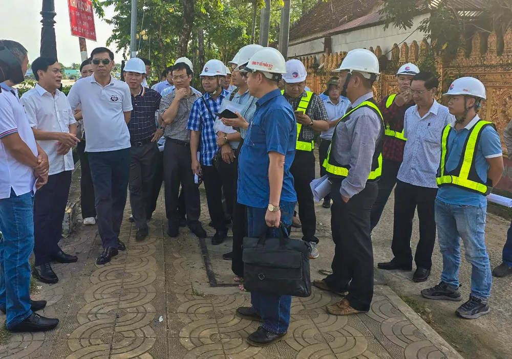 Ông Nguyễn Xuân Sang, Thứ trưởng Bộ GTVT cùng đoàn công tác của Bộ đến kiểm tra thực tế tại công trình cầu Ô Môn. Ảnh: NGUYÊN VIỆT tp-can-tho-du-an-nang-cao-tinh-khong-cau-1.jpg