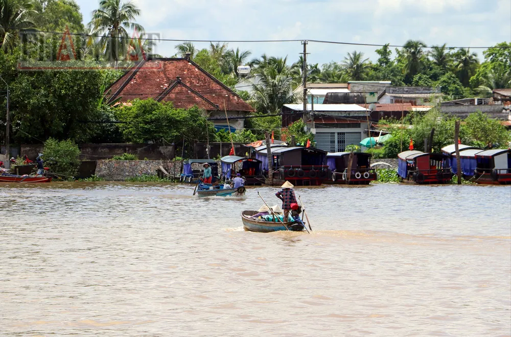 Tình trạng người dân hai quận Ninh Kiều, Cái Răng chọn phương tiện xuồng máy đuôi tôm vượt sông Cần Thơ tồn tại rất nhiều năm nay. Ảnh: CHÂU ANH tp-can-tho-xuong-may-duoi-tom-ben-ninh-kieu-6.jpg