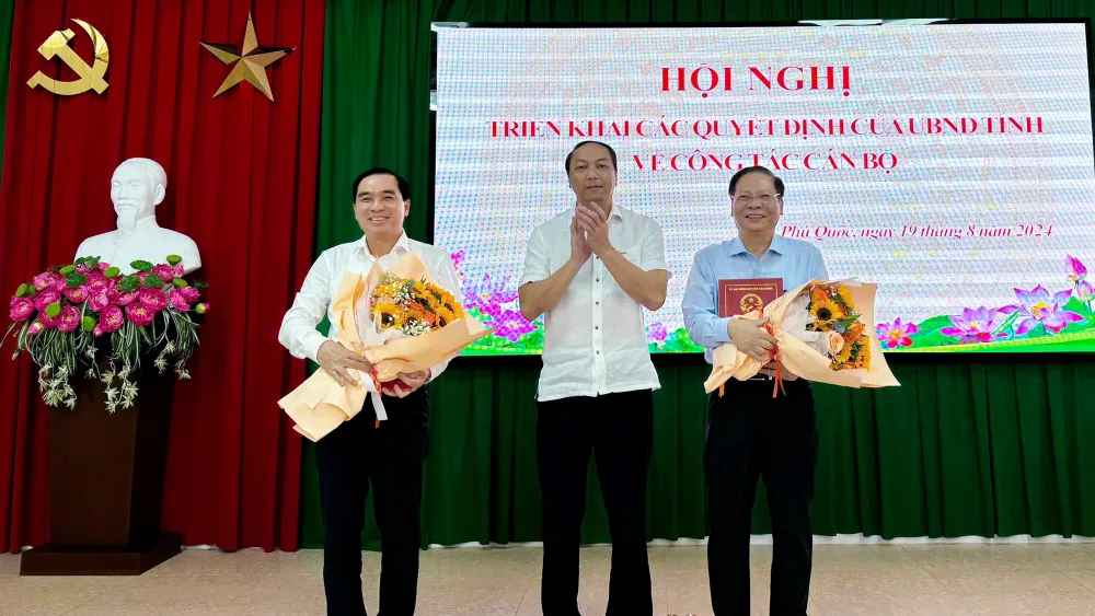 Ông Lâm Minh Thành (đứng giữa), Chủ tịch UBND tỉnh Kiên Giang trao Quyết định về công tác cán bộ cho ông Huỳnh Quang Hưng (bìa trái) và ông Trần Minh Khoa (bìa phải). Ảnh: HOÀNG HỮU Chủ tịch TP Phú Quốc nhận nhiệm vụ mới
