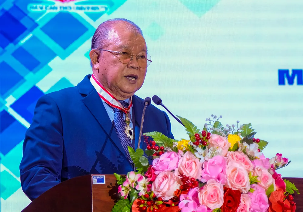 GS-TS Võ Tòng Xuân gần như dành trọn cả cuộc đời để nghiên cứu, phát minh và phổ biến các giống lúa để góp phần đảm bảo an ninh lương thực, cải thiện đời sống người nông dân. Ảnh: NGUYỄN THANH GS-TS Võ Tòng Xuân