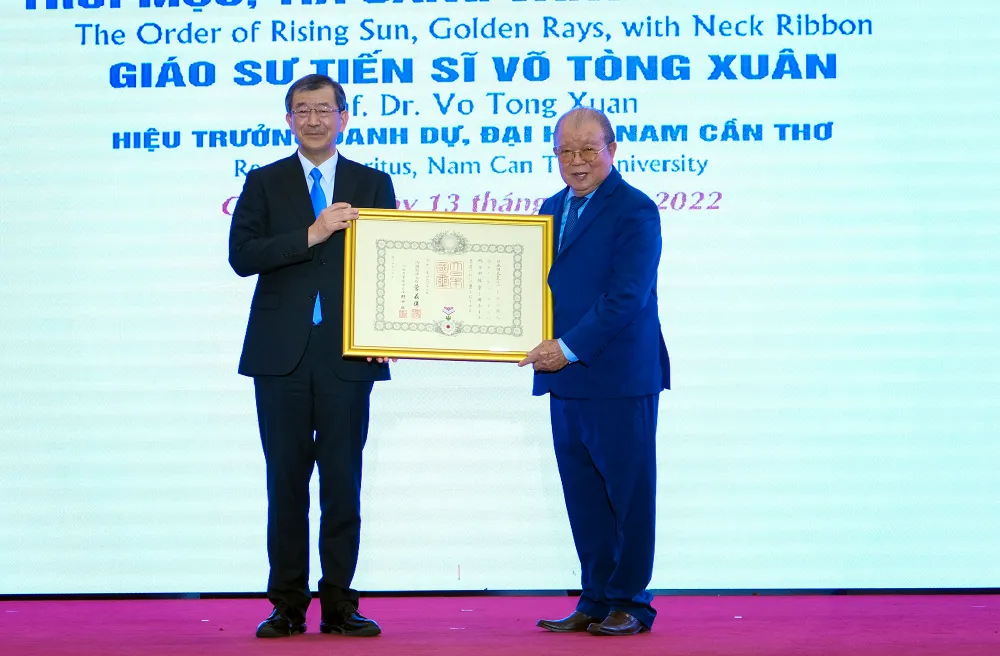 Tháng 4-2022, GS-TS Võ Tòng Xuân vinh dự nhận “Huân chương Mặt Trời Mọc, Tia Sáng Vàng và Ruy Băng Cổ” của Chính phủ Nhật Bản. Ảnh: NGUYỄN THANH gs-ts-vo-tong-xuan-6.jpg