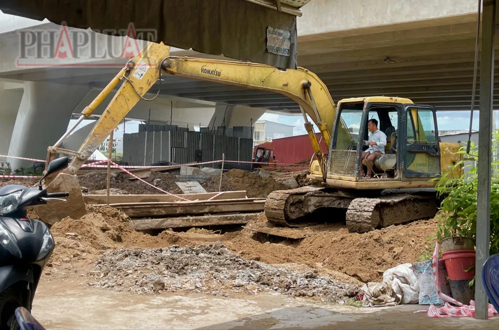 Đến trưa 24-8, đơn vị thi công đã lấp hố móng nơi xảy ra vụ tai nạn lao động. Ảnh: CHÂU ANH vu-tai-nan-can-tran-hoang-na-tp-can-tho-9.jpeg