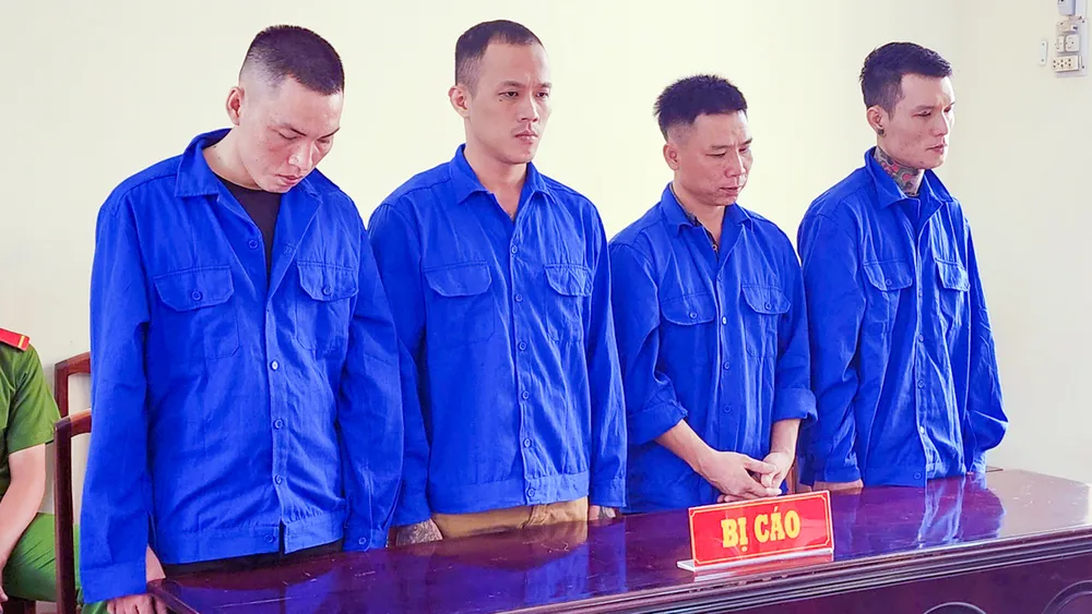 Bị cáo Nguyễn Hoàng Việt Linh (thứ hai từ trái qua) và các đồng phạm tại tòa. Ảnh: VĂN VŨ Kiên Giang: Lãnh án vì bắt giữ người trái pháp luật