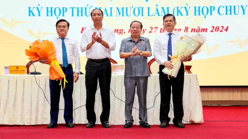 Ông Giang Thanh Khoa (bìa phải), Giám đốc Sở Kế hoạch và Đầu tư được bầu giữ chức Phó Chủ tịch UBND tỉnh Kiên Giang, nhiệm kỳ 2021-2026. Ảnh: HOÀNG HỮU UBDN tỉnh Kiên Giang có tân Phó Chủ tịch