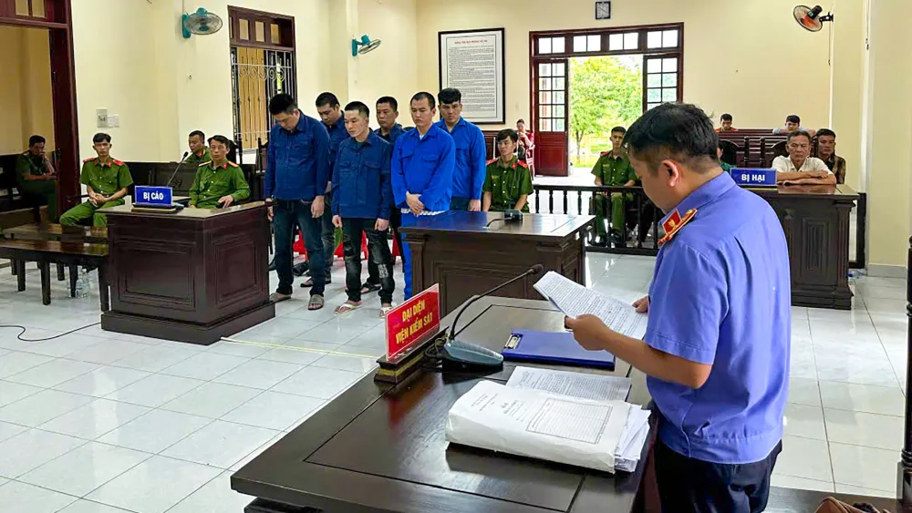 Các bị cáo tại phiên xét xử sơ thẩm. Ảnh: BT Nghe theo lời bạn rủ đi đánh nhau, lãnh án tù chung thân