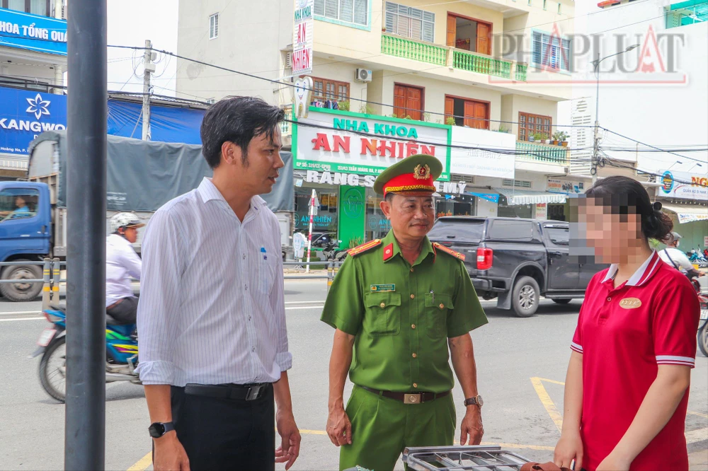 Đoàn liên ngành của Ban ATGT TP Cần Thơ nhắc nhở, vận động một đại diện cơ sở kinh doanh thu dọn trả lại vỉa hè thông thoáng. Ảnh: CHÂU ANH ban-atgt-tp-can-tho-kiem-tra-tran-hoang-na-4.jpg