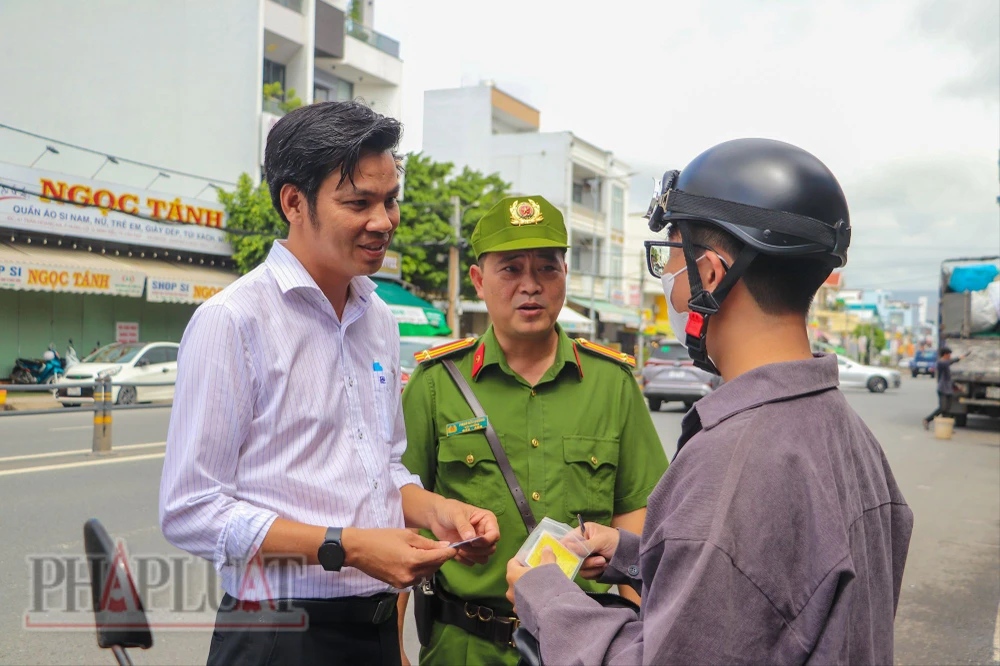 Đoàn liên ngành tuyên truyền để người vi phạm hiểu việc điều khiển phương tiện đi ngược chiều là vi phạm quy định và tiềm ẩn nguy cơ tai nạn cao. Ảnh: CHÂU ANH ban-atgt-tp-can-tho-kiem-tra-tran-hoang-na-6.jpg