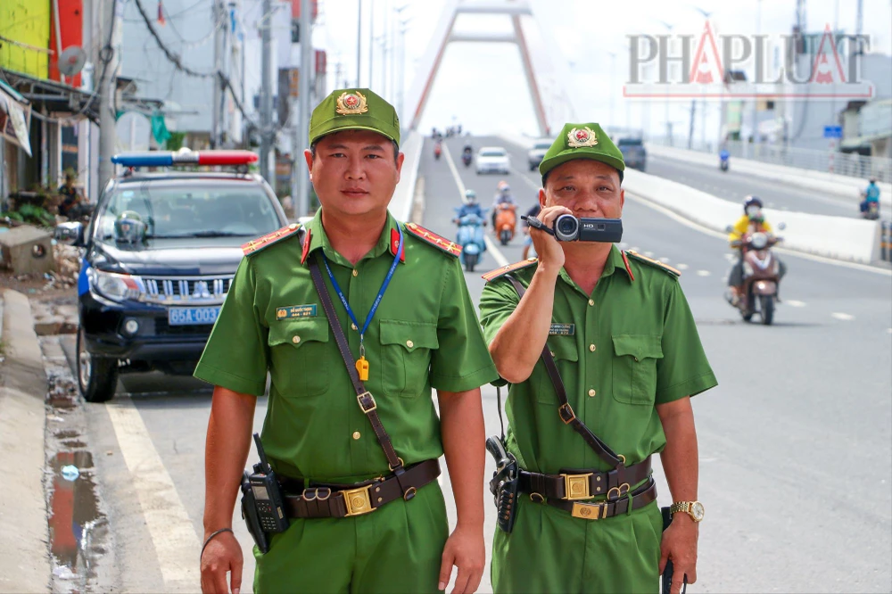 Lực lượng chức năng ghi hình các trường hợp vi phạm. Ảnh: CHÂU ANH ban-atgt-tp-can-tho-kiem-tra-tran-hoang-na-9.jpg