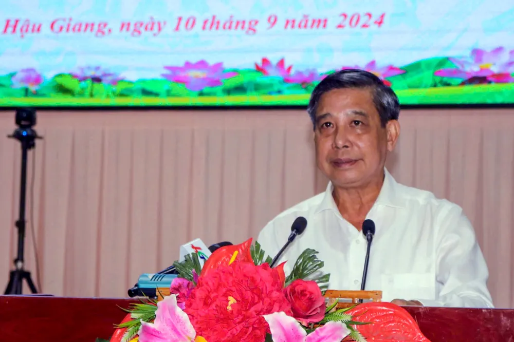 Ông Đồng Văn Thanh, Chủ tịch UBND tỉnh Hậu Giang phát biểu chỉ đạo tại Hội nghị. Ảnh: MỸ XUYÊN chuyen-doi-so-tinh-hau-giang-1.jpg