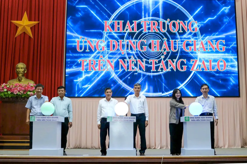 Lãnh đạo tỉnh Hậu Giang và các cơ quan liên quan nghi thức khai trương ứng dụng Hậu Giang trên nền tảng Zalo. Ảnh: MỸ XUYÊN Tỉnh Hậu Giang: Còn tình trạng cán bộ nộp hồ sơ trực tuyến 'dùm' người dân