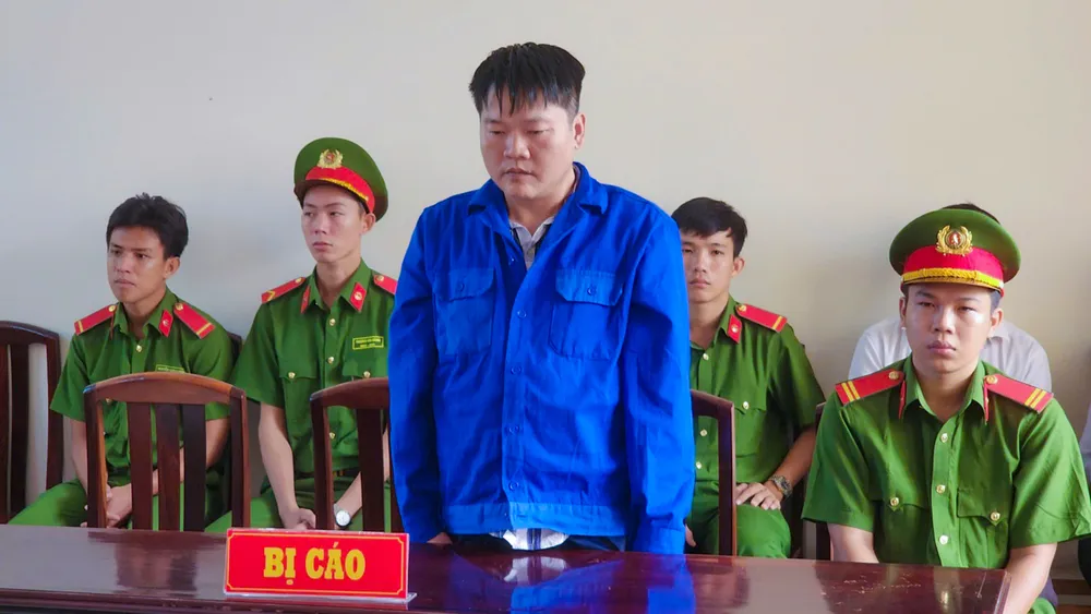 Bị cáo Nguyễn Việt Hùng bị phạt 12 năm tù về hai tội giết người và hủy hoại tài sản. Ảnh: VĂN VŨ TAND tỉnh Kiên Giang