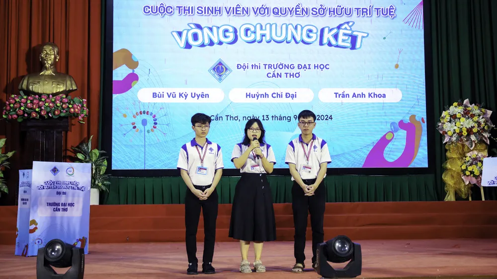 Kết thúc cuộc thi, sinh viên Bùi Vũ Kỳ Uyên (Trường đại học Cần Thơ), đạt giải nhất ở nội dung cá nhân. Ảnh: BÁ KHÁNH cuoc-thi-so-huu-tri-tue-tp-can-tho-2.jpg