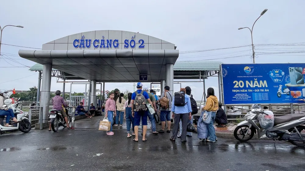 Tàu, phà từ đất liền đi TP Phú Quốc, đảo Nam Du và chiều ngược lại tạm ngừng hoạt động do thời tiết trên biển chuyển biến xấu. Ảnh: CHÂU ANH Tàu phà từ đất liền đi TP Phú Quốc, đảo Nam Du và chiều ngược lại tạm ngừng hoạt động