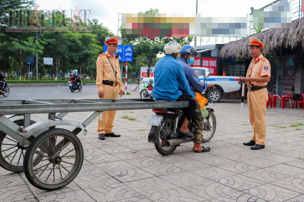 Từ ngày 15-9, các cán bộ, chiến sĩ CSGT toàn TP Cần Thơ sẽ tổ chức tuần tra, kiểm soát, xử lý chuyên đề xe ba, bốn bánh... vi phạm trật tự ATGT. Ảnh: CHÂU ANH Lực lượng CSGT TP Cần Thơ ra quân xử lý xe tự chế, xe kéo