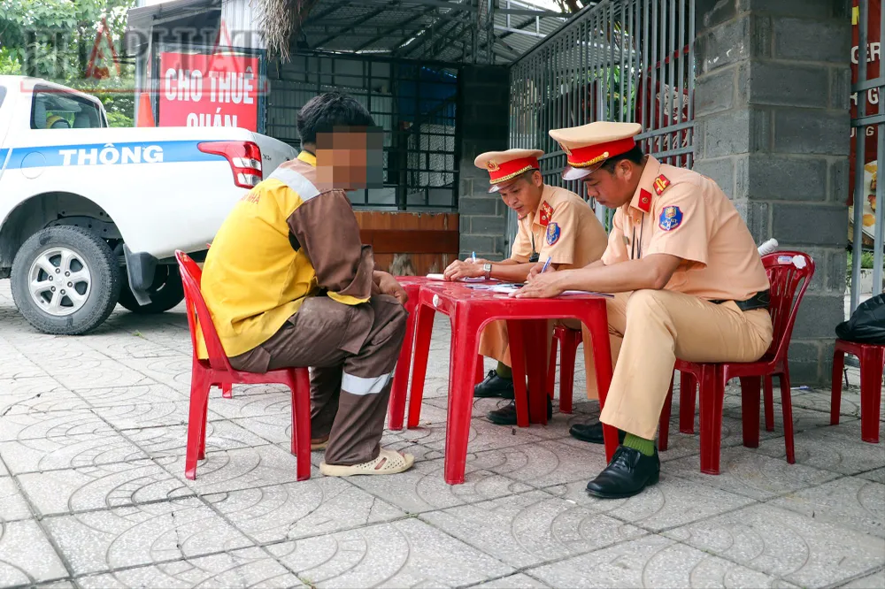 Thống kê sơ bộ từ ngày ra quân đến nay, lực lượng CSGT toàn TP Cần Thơ đã phát hiện xử lý hàng chục trường hợp vi phạm. Ảnh: CHÂU ANH csgt-cong-an-tp-can-tho-xe-tu-che-3.jpg