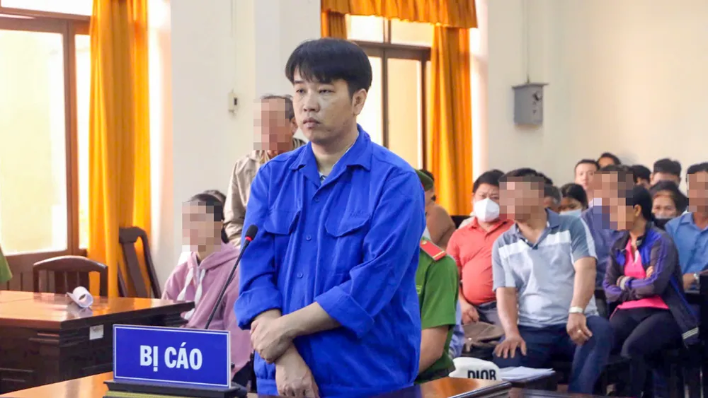 Bị cáo Phạm Quốc Khải, cựu cán bộ kỹ thuật của Trung tâm phát triển quỹ đất huyện Kiên Lương bị TAND tỉnh Kiên Giang tuyên phạt 15 năm tù tội lừa đảo chiếm đoạt tài sản. Ảnh: VĂN VŨ Bị cáo Phạm Quốc Khải, cựu cán bộ kỹ thuật của Trung tâm phát triển quỹ đất huyện Kiên Lương bị TAND tỉnh Kiên Giang tuyên phạt 15 năm tù tội lừa đảo chiếm đoạt tài sản