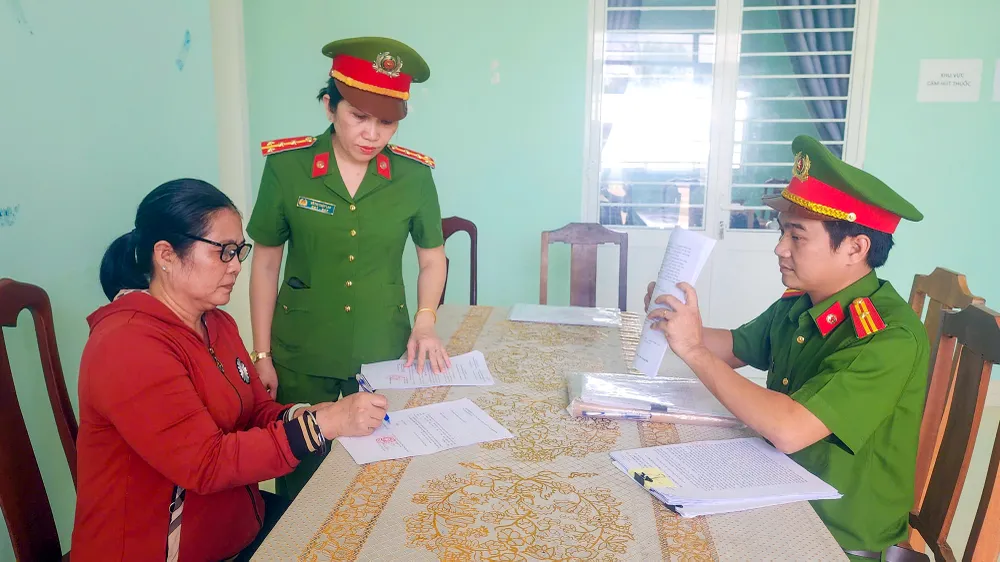 Bị can Nguyễn Thị Bích Thủy tại cơ quan công an. Ảnh: VĂN VŨ Bắt 1 chủ hụi ở tỉnh Kiên Giang chiếm đoạt 5 tỉ từ việc bán hụi khống