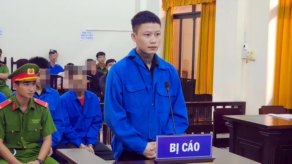 Bị cáo Võ Hoàng Sơn bị TAND tỉnh Kiên Giang tuyên phạt 18 năm tù tội giết người. Ảnh: VĂN VŨ Bị cáo Võ Hoàng Sơn bị TAND tỉnh Kiên Giang tuyên phạt 18 năm tù tội giết người