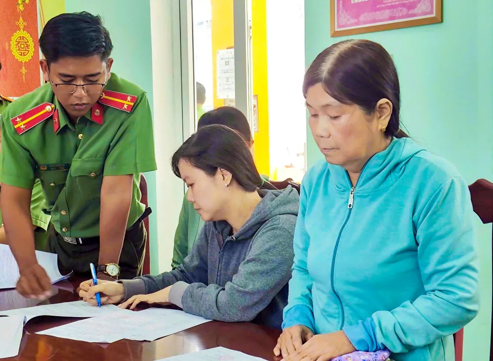Hai mẹ con Bùi Thị Ánh Ngọc (bìa phải) và Trần Thị Hồng Duyên bị Cơ quan An ninh điều tra Công an tỉnh Kiên Giang khởi tố, bắt tạm giam để điều tra tội hoạt động nhằm lật đổ chính quyền nhân dân. Ảnh: TẤN AN Bắt giam 2 mẹ con ở tỉnh Kiên Giang hoạt động nhằm lật đổ chính quyền nhân dân