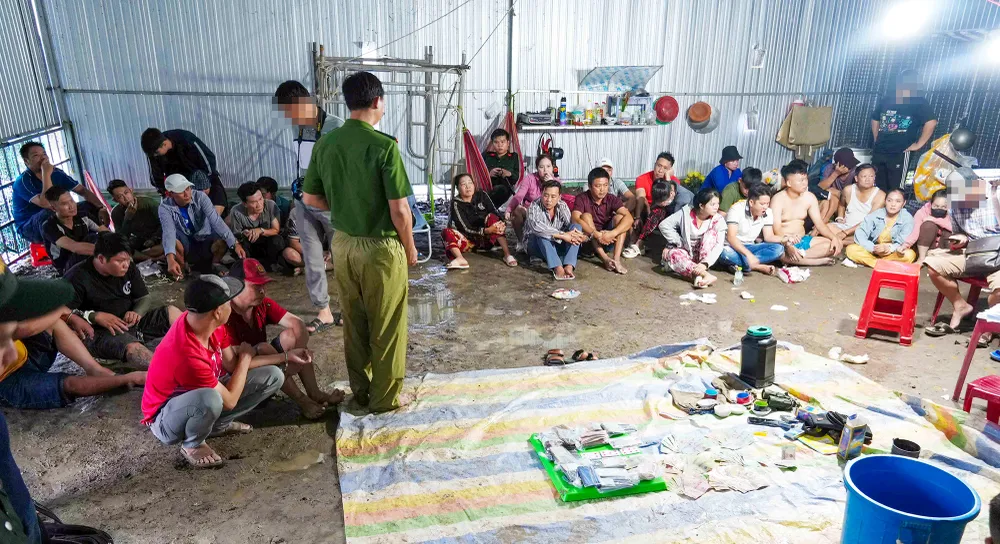 Bất ngờ đột kích tụ điểm đánh bạc ở khu vực 4, phường 5, TP Vị Thanh Công an tỉnh Hậu Giang bắt giữ 33 người đang đánh bạc ăn thua bằng tiền. Ảnh: ANH ĐỨC Công an tỉnh Hậu Giang triệt xóa tự điểm đánh bạc lớn ở TP Vị Thanh
