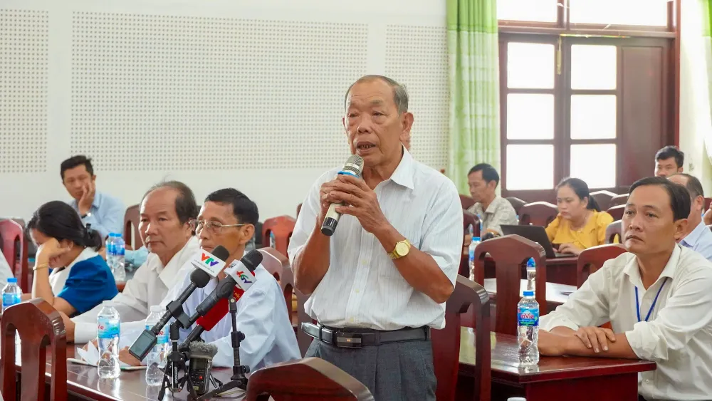 Cử tri tỉnh Hậu Giang kiến nghị một số vấn đề liên quan đến bảo hiểm xã hội; tiền bồi thường, hỗ trợ tái định cư khi thu hồi đất... Ảnh: PHƯƠNG QUANG chu-tich-quoc-hoi-tran-thanh-man-tiep-xuc-cu-tri-tinh-hau-giang-2.jpg