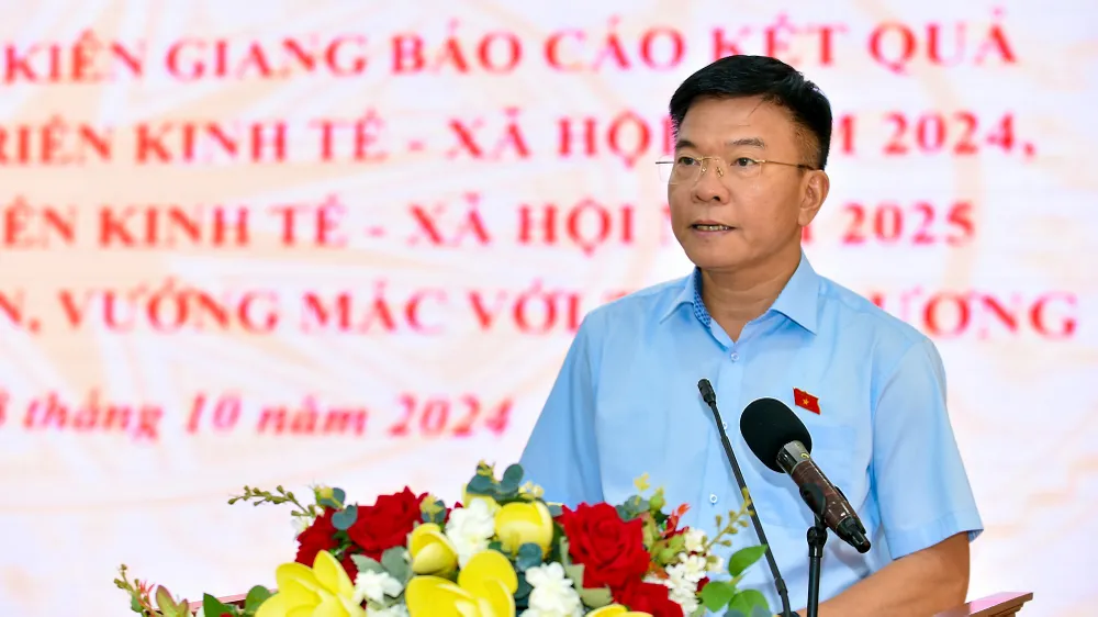 Phó Thủ tướng Lê Thành Long yêu cầu tỉnh Kiên Giang cần chú ý, tích cực hơn nữa trong xây dựng đề án về phát triển TP Phú Quốc. Ảnh: VGP/Đức Tuân pho-thu-tuong-le-thanh-long-tiep-xuc-cu-tri-tinh-kien-giang-1.jpg