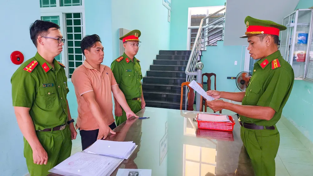 Bị can Nguyễn Văn Hoàn bị Cơ quan CSĐT Công an tỉnh Kiên Giang khởi tố, bắt tạm giam để điều tra tội lừa đảo chiếm đoạt tài sản. Ảnh: VĂN VŨ Công an tỉnh Kiên Giang bắt tạm giam đối tượng lừa đảo ở Phú Quốc