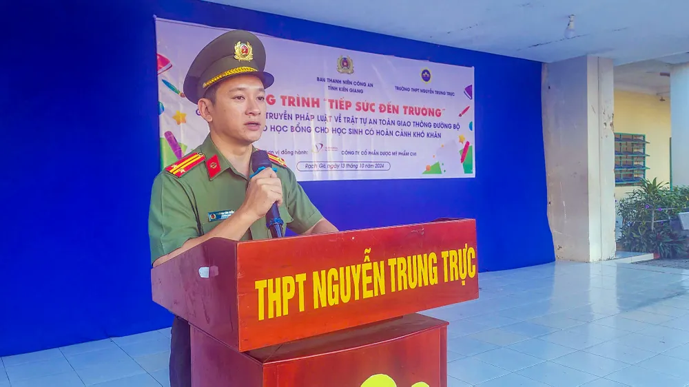 Đại diện Ban Thanh niên Công an tỉnh Kiên Giang đã thông tin những nội dung cơ bản của Luật Trật tự, an toàn giao thông đường bộ; ý nghĩa của một số biển báo giao thông thường gặp và các tình huống thường vi phạm... cho khoảng 1.2000 học sinh Trường THPT Nguyễn Trung Trực (TP Rạch Giá). Ảnh: VĂN VŨ ong-an-kien-giang-tuyen-truyen-luat-trat-tu-an-toan-giao-thong-duong-bo-cho-hoc-sinh