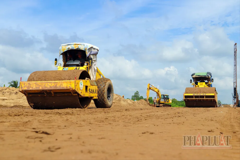 Hiện nay, ở ĐBSCL đang triển khai năm dự án giao thông trọng điểm quốc gia. Trong đó, có bốn dự án đang tổ chức triển khai thi công; một dự án đang hoàn thiện thủ tục và dự kiến khởi công đầu năm 2025. Ảnh: CHÂU ANH cao-toc-can-tho-ca-mau-thang-8-2024-3.jpg