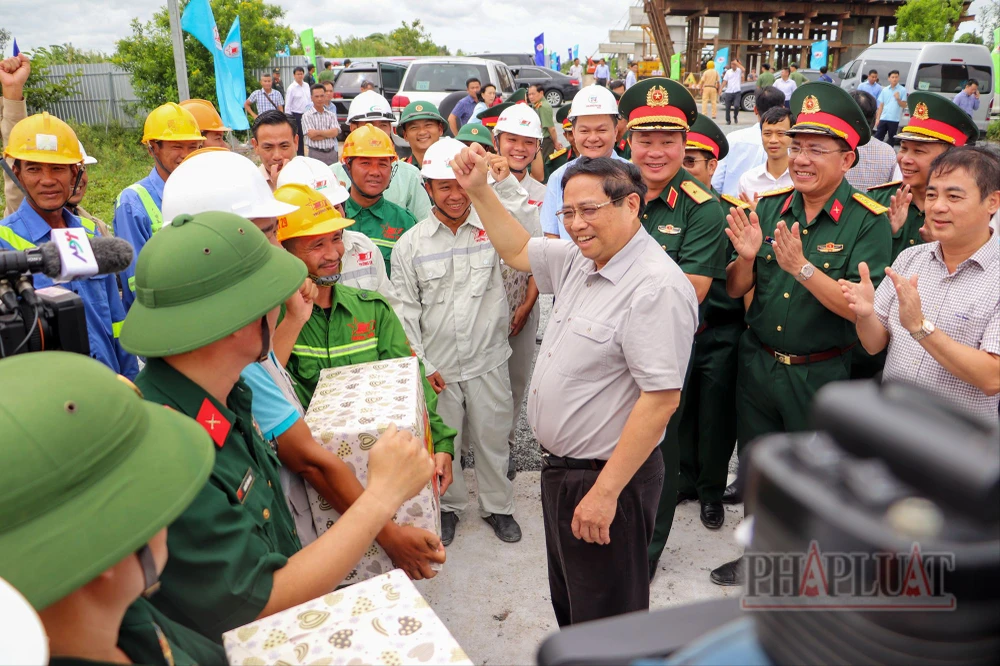 Thủ tướng Phạm Minh Chính dẫn đầu đoàn công tác của Chính phủ đến kiểm tra công tác thi công cao tốc Châu Đốc - Cần Thơ - Sóc Trăng trên địa bàn tỉnh Hậu Giang hồi tháng 7-2024. Ảnh: CHÂU ANH thu-tuong-pham-minh-chinh-kiem-tra-cao-toc-ha5-giang-14.jpg