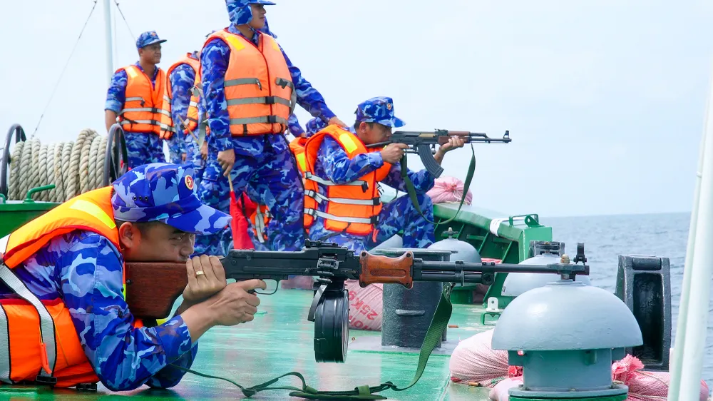 Vùng Cảnh sát biển 4 diễn tập vòng tổng hợp và bắn đạn thật trên biển