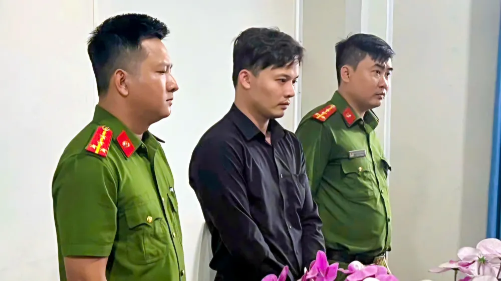 Bị can Đoàn Văn Tuyên bị Công an TP Phú Quốc khởi tố, bắt tạm giam để điều tra tội làm giả, sử dụng tài liệu giả của cơ quan tổ chức và tội lừa đảo chiếm đoạt tài sản. Ảnh: VĂN VŨ Công an TP Phú Quốc bắt kẻ lừa đảo chiếm đoạt tài sản