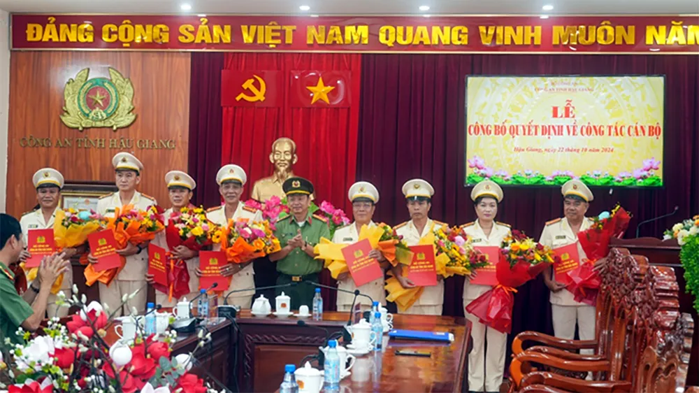 Giám đốc Công an tỉnh Hậu Giang quyết định điều động 8 cán bộ lãnh đạo cấp phòng và tương đương. Ảnh: CAHG Công an tỉnh Hậu Giang điều động 8 cán bộ