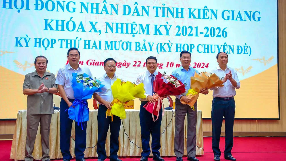 Ông Lê Trung Hồ (thứ ba từ phải qua), Bí thư Huyện ủy, Chủ tịch UBND huyện Vĩnh Thuận được HĐND tỉnh Kiên Giang khóa X bầu giữ chức Phó Chủ tịch UBND tỉnh Kiên Giang. Ảnh: NGUYỄN HUY Tỉnh Kiên Giang có tân Phó Chủ tịch