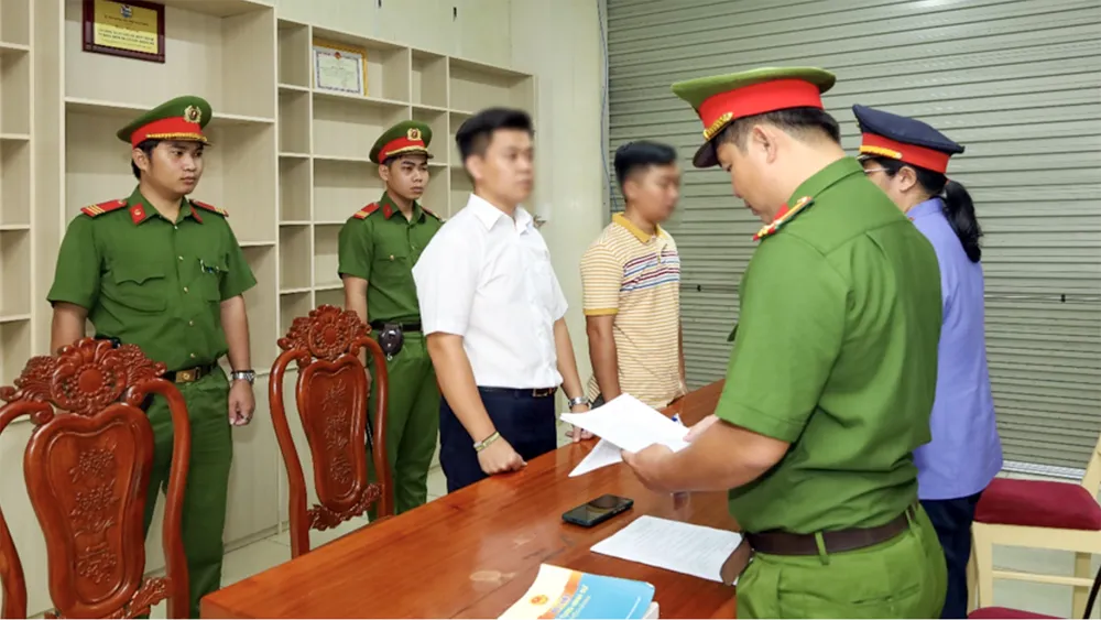 Bị can Lý Thanh Thiện, Phó Giám đốc và bị can Ngô Thành Lợi, đăng kiểm viên của Trung tâm đăng kiểm xe cơ giới đường bộ 95-02D bị khởi tố để điều tra tội nhận hối lộ. Ảnh: CAHG Thêm 1 Phó Giám đốc Trung tâm đăng kiểm 95-02D bị bắt