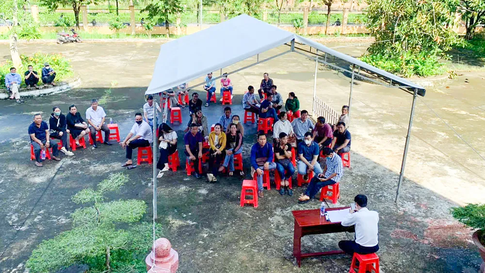 TAND tỉnh Hậu Giang đã triệu tập gần 130 bị hại và người có quyền lợi và nghĩa vụ liên quan đến tham dự phiên xét xử. Ảnh: BT Xét xử cựu Phó Chánh Văn phòng BQL các khu công nghiệp tỉnh Hậu Giang