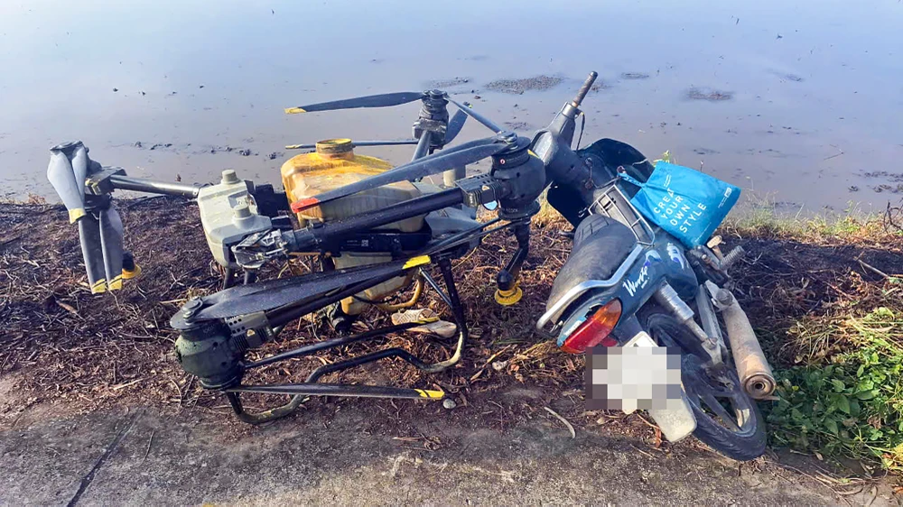 Hiện trường vụ tai nạn hy hữu người chạy xe máy bị máy bay phun thuốc không người lái (drone phun thuốc) va phải dẫn đến tử vong.