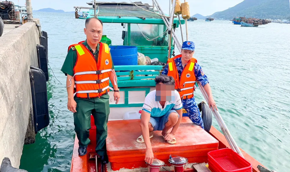 Bộ đội Biên phòng Kiên Giang phát hiện 2 tàu cá chở thuê thiết bị giám sát hành trình