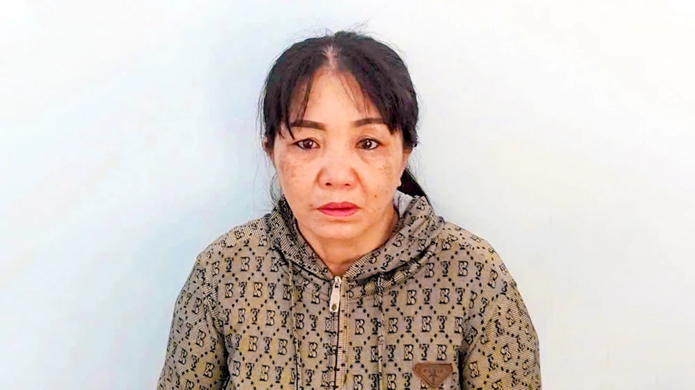 Khởi tố người phụ nữ tạt nước sôi con nuôi do làm mất vé số