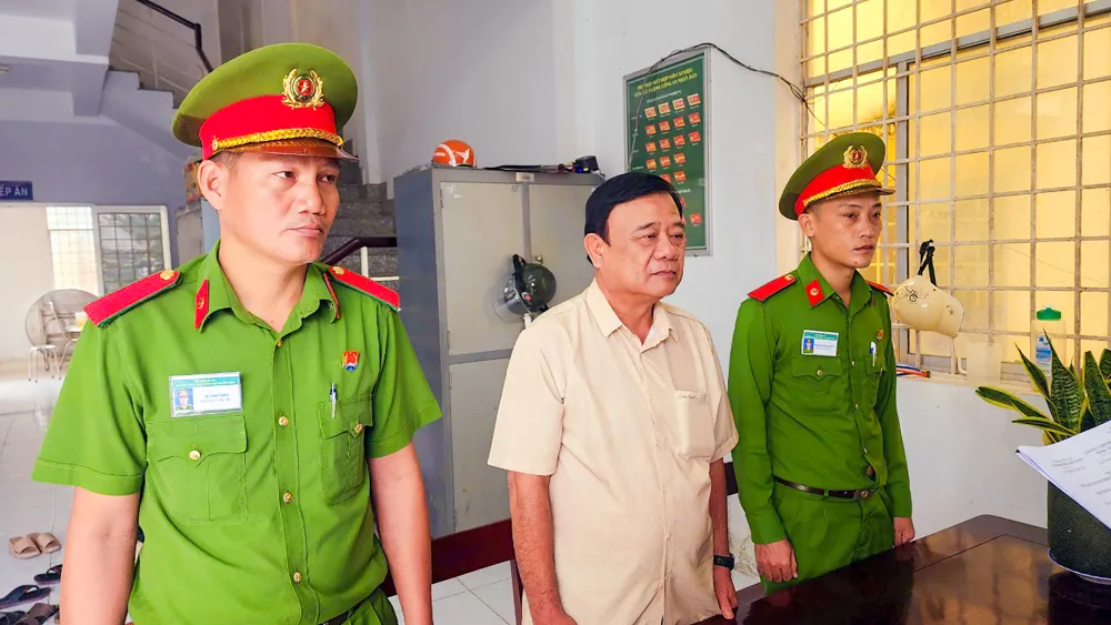 Bị can Trần Minh Vũ (cựu Phó Chủ tịch UBND huyện Tân Hiệp) bị Công an tỉnh Kiên Giang khởi tố bổ sung để điều tra tội lừa đảo chiếm đoạt tài sản. Ảnh: VĂN VŨ