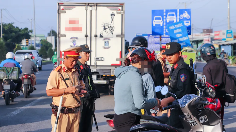 CSGT TP Cần Thơ ra quân xử lý nghiêm vi phạm trật tự, an toàn giao thông