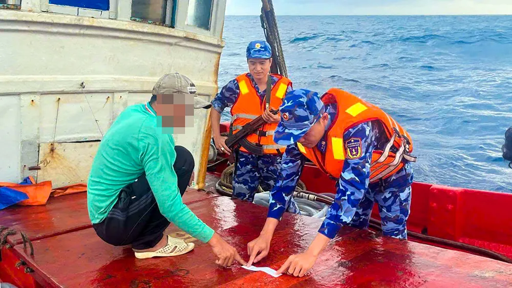 Vùng Cảnh sát biển 4 bắt giữ hơn 870.000 lít dầu lậu trên biển