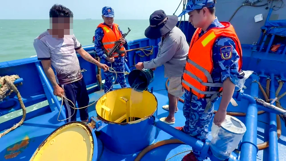 Vùng Cảnh sát biển 4 bắt giữ hơn 870.000 lít dầu lậu trên biển