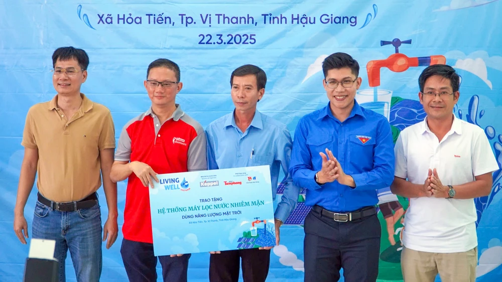 Báo Tiền Phong phối hợp Đoàn TNCS Hồ Chí Minh tỉnh Hậu Giang tặng hệ thống máy lọc nước nhiễm mặn dùng năng lượng mặt trời cho người dân xã Hỏa Tiến, TP Vị Thanh, tỉnh Hậu Giang. Ảnh: GIANG LAM Tặng máy lọc nước nhiễm mặn dùng năng lượng mặt trời cho người dân vùng nhiễm mặn tỉnh Hậu Giang