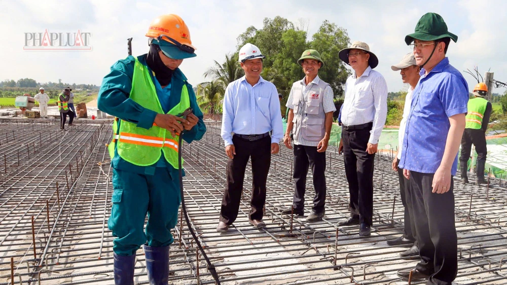 Ông Trần Văn Huyến (bìa phải), Chủ tịch UBND tỉnh Hậu Giang dẫn đầu đoàn công tác của tỉnh đến kiểm tra tình hình tổ chức thi công dự án thành phần 3 (thuộc dự án xây dựng cao tốc Châu Đốc - Cần Thơ - Sóc Trăng giai đoạn 1). Ảnh: BT Chủ tịch UBND tỉnh Hậu Giang kiểm tra cao tốc