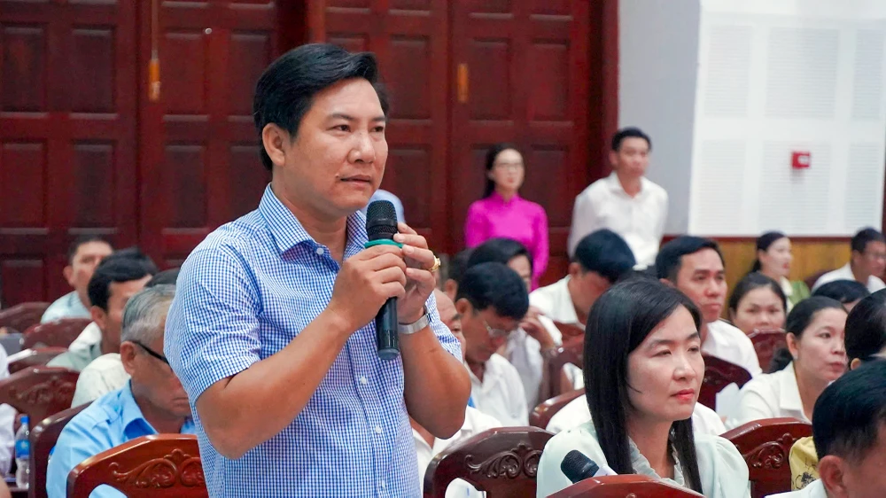 Chủ tịch Quốc hội tiếp xúc cử tri tỉnh Hậu Giang trước kỳ họp thứ 9