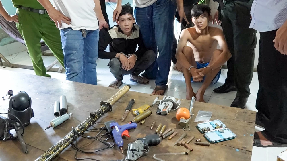 Khám xét nơi ở của Lưu Anh Thi và Lê Thanh Tiền tại tỉnh Sóc Trăng, công an thu giữ một khẩu súng quân dụng, nhiều đạn, vỏ đạn, một vật giống quả nổ. Ảnh: THẾ PHONG Công an tỉnh Hậu Giang