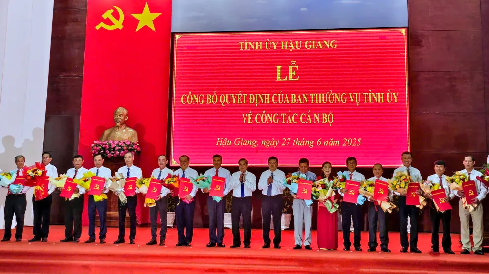 32 cán bộ lãnh đạo của tỉnh Hậu Giang nghỉ hưu trước tuổi