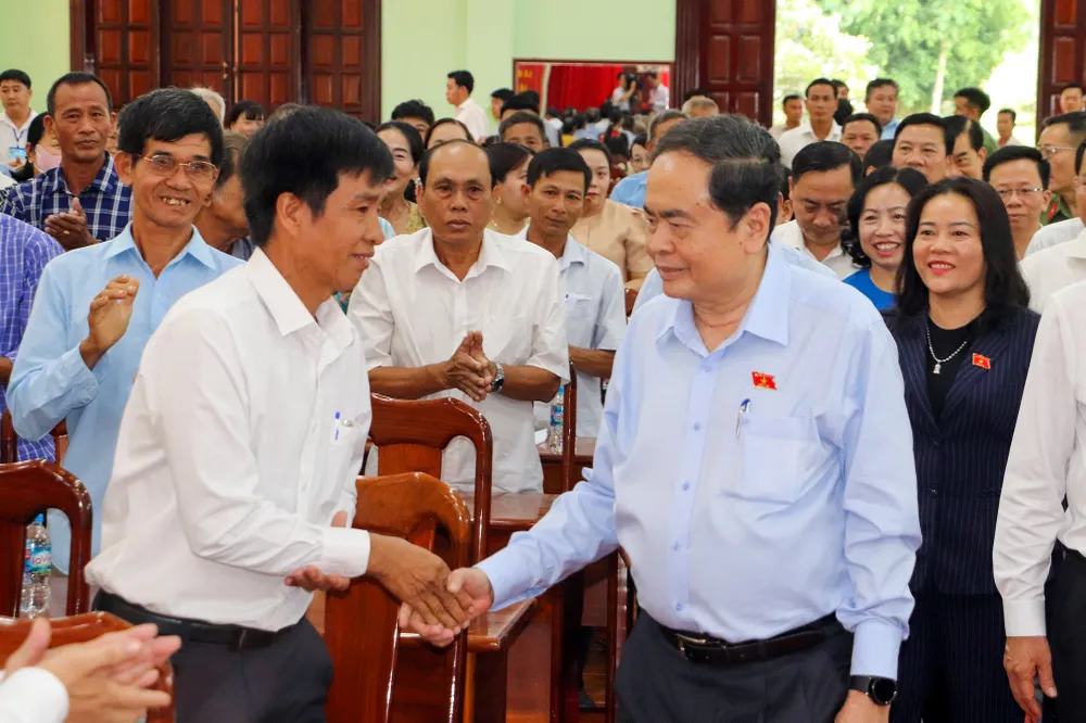 Chủ tịch Quốc hội Trần Thanh Mẫn cùng Đoàn ĐBQH TP Cần Thơ đến tiếp xúc cử tri xã Vị Thủy.