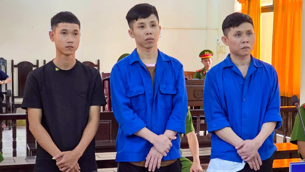 Từ trái qua: Các bị cáo Cường, Hiếu và Thảo tại tòa. Ảnh: VĂN VŨ TAND tỉnh An Giang